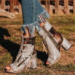 Freebird Zombi Ice Booties Size 10 - Never Worn! (Small Tear in Stitching)